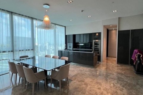 Condo in Watthana, Bangkok, Thailand, 3 bedrooms  № 124010 - photo 1