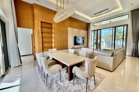 House in Bang Tao, Thailand 4 bedrooms № 132085 - photo 2