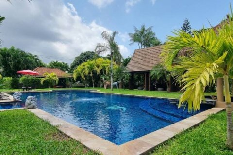 Вилла в Паттайе, Таиланд с 8 спальнями  № 85971 - фото 1