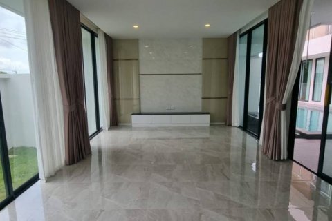 Villa in Pattaya, Thailand 5 bedrooms № 132675 - photo 2