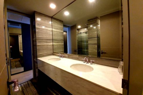 Condo in Bangkok, Thailand, 3 bedrooms  № 143781 - photo 9