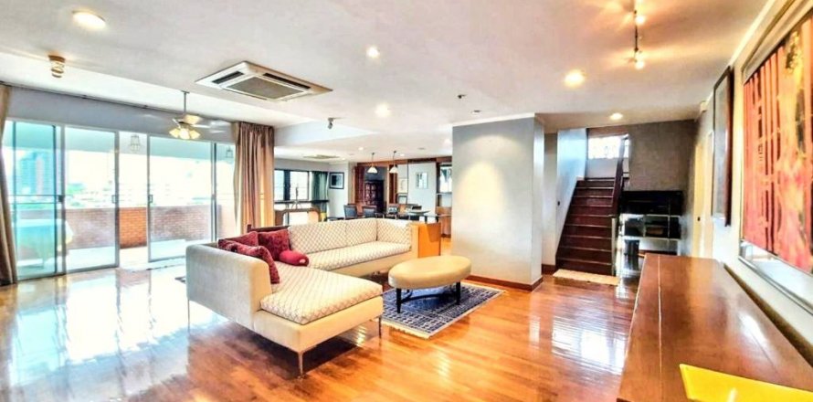 Duplex in Bangkok, Thailand 4 bedrooms № 119635