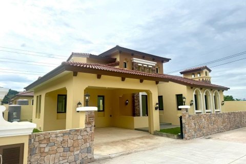 House in Chon Buri, Thailand 3 bedrooms № 144463 - photo 1