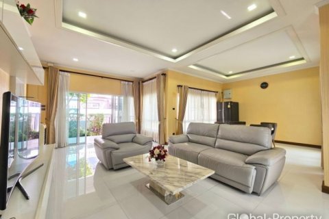 House in Pattaya, Thailand 3 bedrooms № 132342 - photo 6