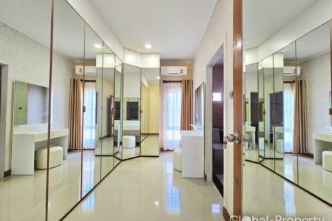 House in Pattaya, Thailand 3 bedrooms № 132342 - photo 4