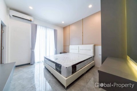 House in Pattaya, Thailand 4 bedrooms № 132298 - photo 11