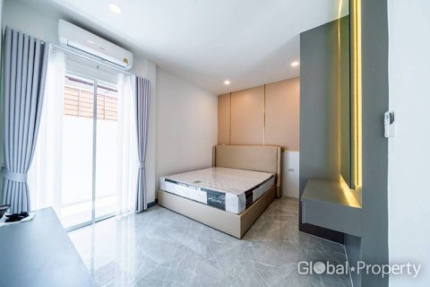 House in Pattaya, Thailand 4 bedrooms № 132298 - photo 17