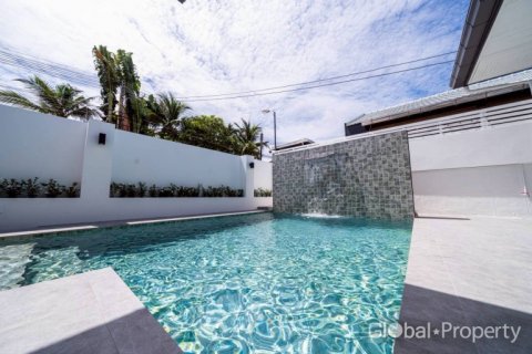 House in Pattaya, Thailand 4 bedrooms № 132298 - photo 2