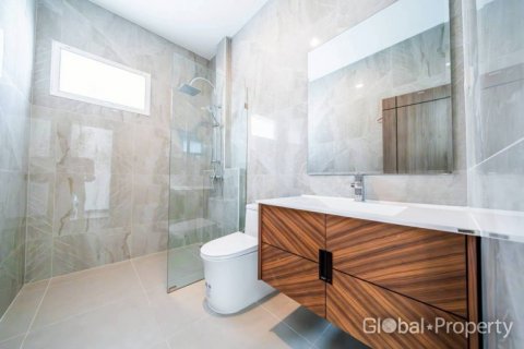 House in Pattaya, Thailand 4 bedrooms № 132298 - photo 13