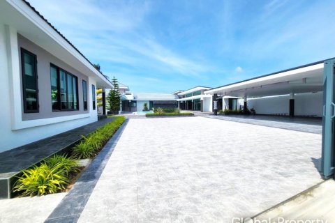 Дом в Паттайе, Таиланд с 5 спальнями  № 132302 - фото 6