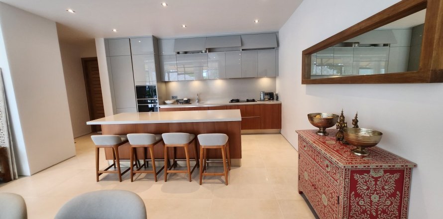 House in Bang Tao, Thailand 4 bedrooms № 125607