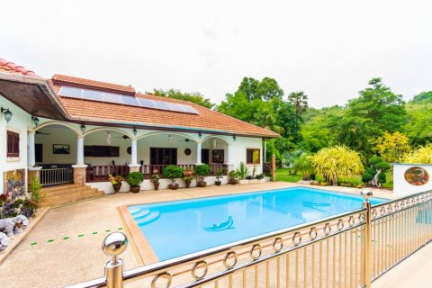 House in Cha-am, Thailand 4 bedrooms № 101006 - photo 1