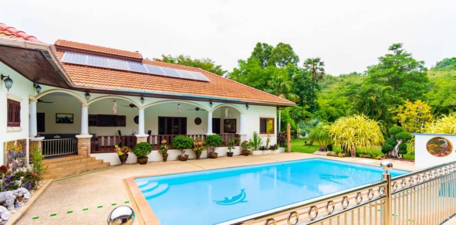 House in Cha-am, Thailand 4 bedrooms № 101006