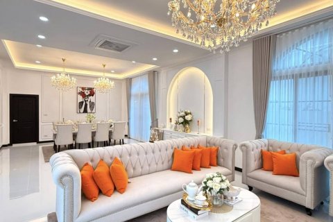 Villa in Pattaya, Thailand 4 bedrooms № 125960 - photo 2