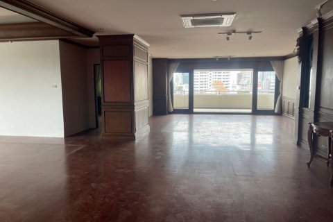 Condo in Watthana, Bangkok, Thailand, 4 bedrooms  № 124041 - photo 17