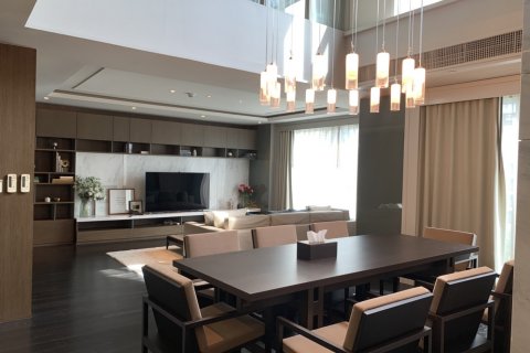 Condo in Khlong Toei, Bangkok, Thailand, 4 bedrooms  № 124046 - photo 1