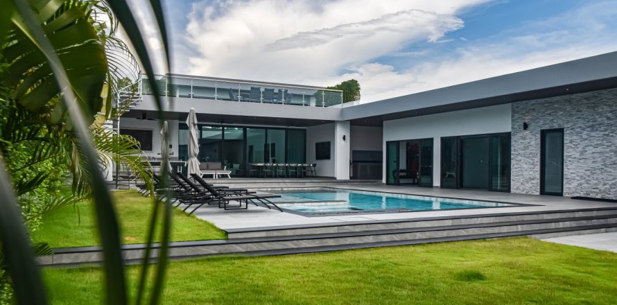 House in Pattaya, Thailand 6 bedrooms № 126933