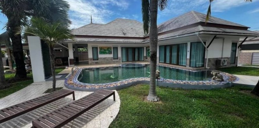 House in Pattaya, Thailand 5 bedrooms № 105021