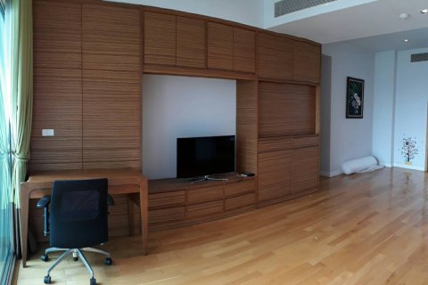 Condo in Bangkok, Thailand, 3 bedrooms  № 144183 - photo 1