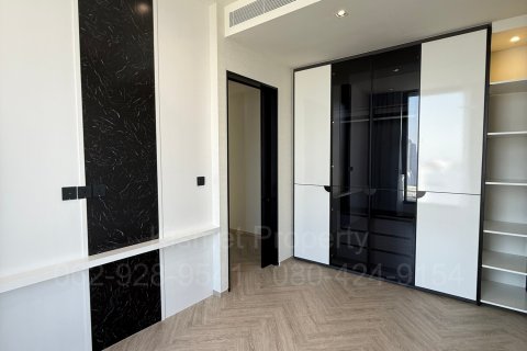 Кондоминиум с 3 спальнями в Кхлонг Сане, Бангкок, Таиланд № 123929 - фото 11