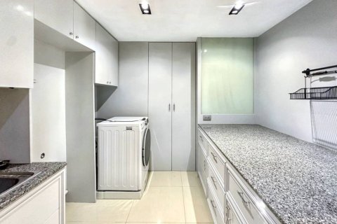 Condo in Bangkok, Thailand, 2 bedrooms № 133043 - photo 10