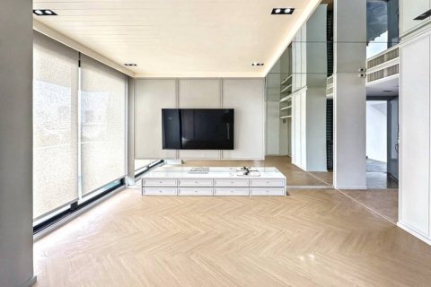 Condo in Bangkok, Thailand, 2 bedrooms № 133043 - photo 1