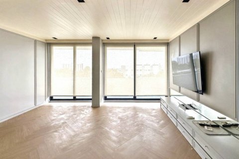 Condo in Bangkok, Thailand, 2 bedrooms № 133043 - photo 2