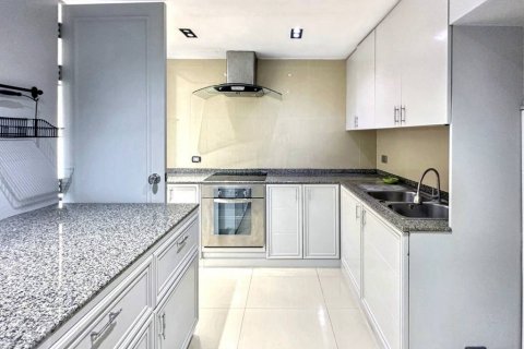 Condo in Bangkok, Thailand, 2 bedrooms № 133043 - photo 8