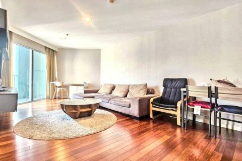 Condo in Huai Khwang, Bangkok, Thailand, 2 bedrooms  № 133045 - photo 1