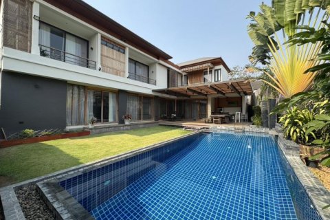 House in Bangkok, Thailand 4 bedrooms № 110940 - photo 1