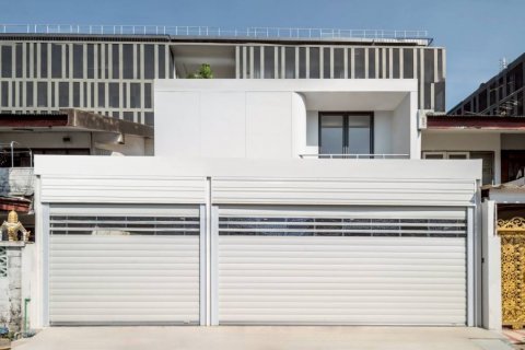 Townhouse in Bangkok, Thailand 3 bedrooms № 132929 - photo 1