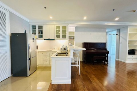 Condo in Bangkok, Thailand, 3 bedrooms  № 120618 - photo 8