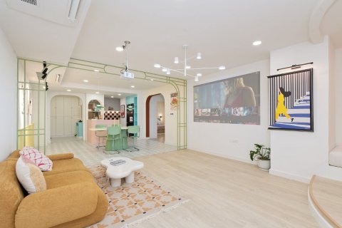 Condo in Bangkok, Thailand, 2 bedrooms  № 144449 - photo 1