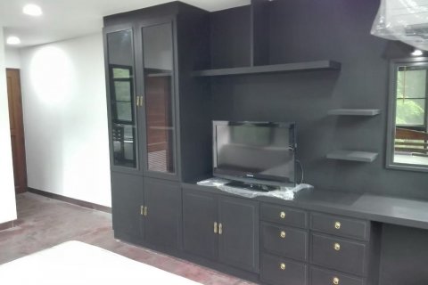 Condo in Watthana, Bangkok, Thailand, 2 bedrooms  № 123922 - photo 5