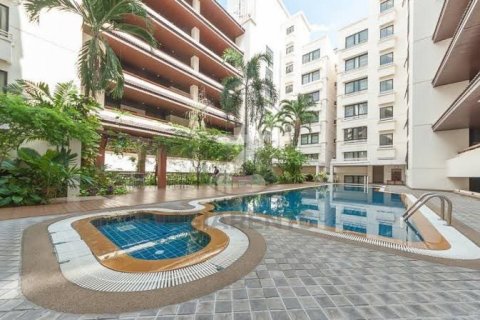 Condo in Watthana, Bangkok, Thailand, 2 bedrooms  № 123922 - photo 11