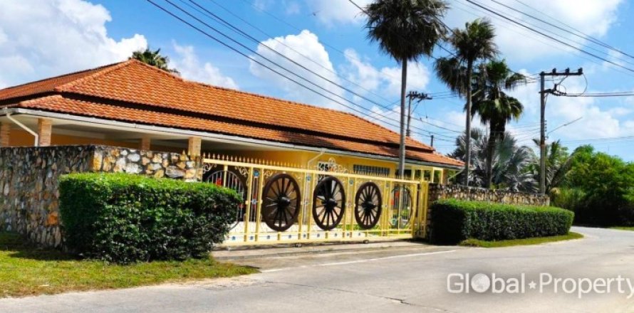 House in Pattaya, Thailand 4 bedrooms № 100795