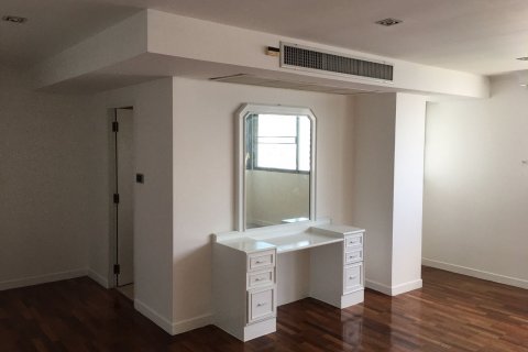 Condo in Khlong Toei, Bangkok, Thailand, 4 bedrooms  № 132241 - photo 11