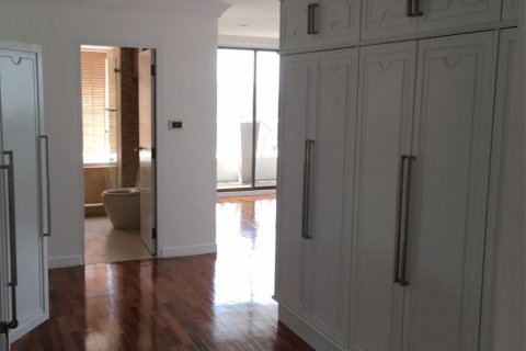 Condo in Khlong Toei, Bangkok, Thailand, 4 bedrooms  № 132241 - photo 14