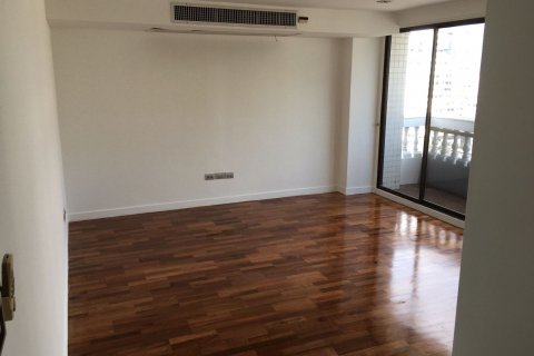 Condo in Khlong Toei, Bangkok, Thailand, 4 bedrooms  № 132241 - photo 8