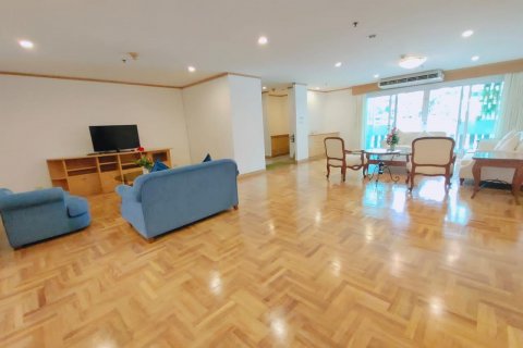 Condo in Watthana, Bangkok, Thailand, 3 bedrooms  № 123717 - photo 2