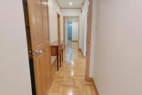 Condo in Watthana, Bangkok, Thailand, 3 bedrooms  № 123717 - photo 6