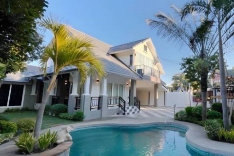 Villa in Pattaya, Thailand 5 bedrooms № 119628 - photo 1