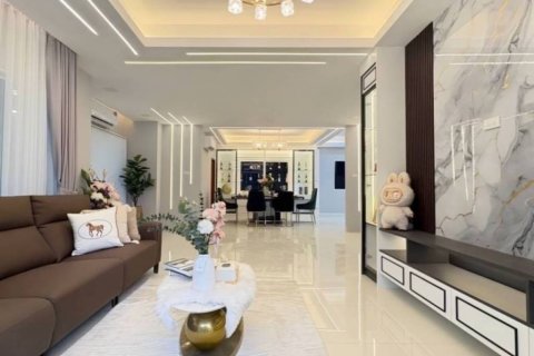Villa in Pattaya, Thailand 5 bedrooms № 119628 - photo 2