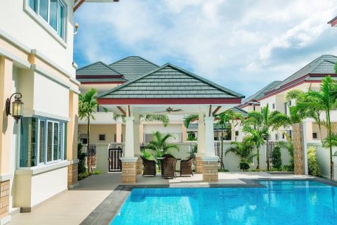 Villa in Pattaya, Thailand 3 bedrooms № 123304 - photo 1