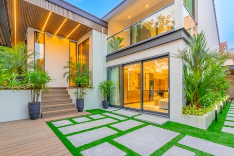 Villa in Bang Lamung, Thailand 4 bedrooms № 120253 - photo 1