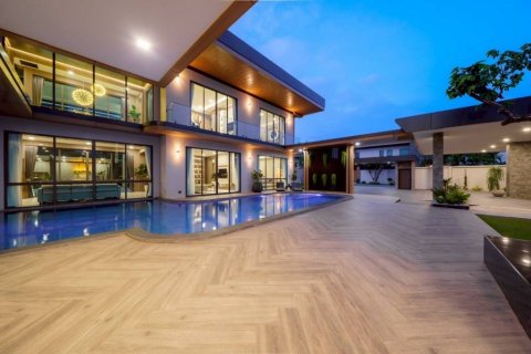 Villa in Bang Lamung, Thailand 7 bedrooms № 132922 - photo 1