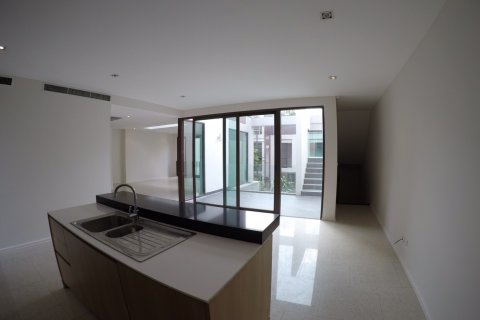 Кондоминиум с 3 спальнями в Бангкоке, Таиланд № 143845 - фото 4