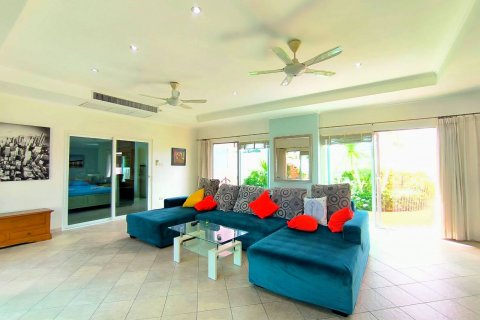 House in Pattaya, Thailand 5 bedrooms № 130358 - photo 13
