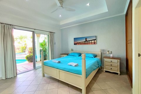 House in Pattaya, Thailand 5 bedrooms № 130358 - photo 16