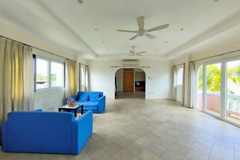 House in Pattaya, Thailand 5 bedrooms № 130358 - photo 23